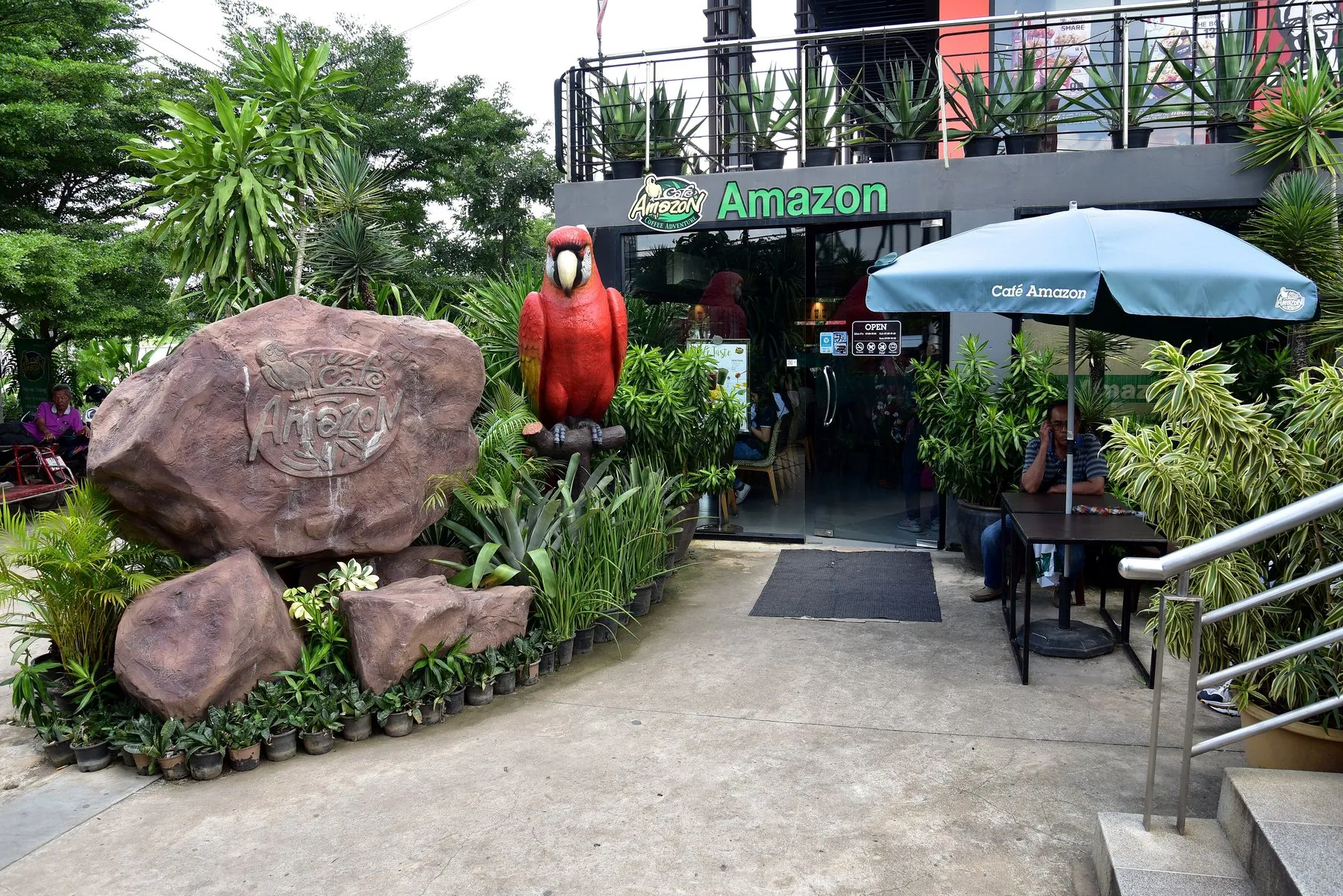A shaded roadside cafe garden at Aranyaprathet, the last stop before the Cambodian border crossing