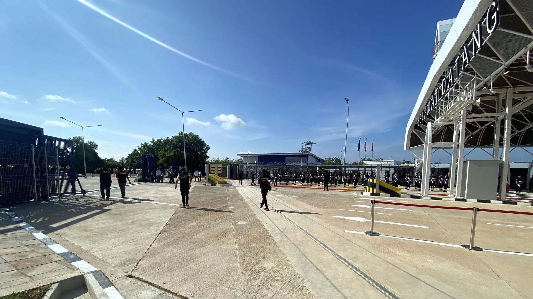 The road between the Thai border gate and the Malaysian welcome arch at Sadao and Bukit Kayu Hitam