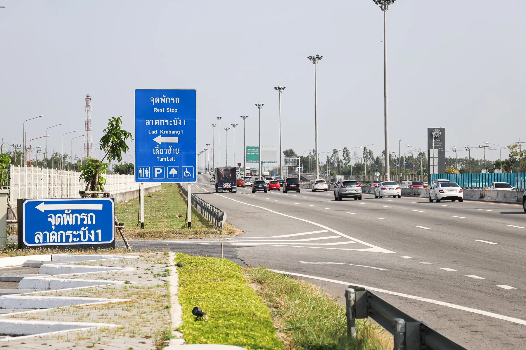 A blue overhead sign on Motorway 7 marking the entrance to the Lat Krabang 1 rest stop