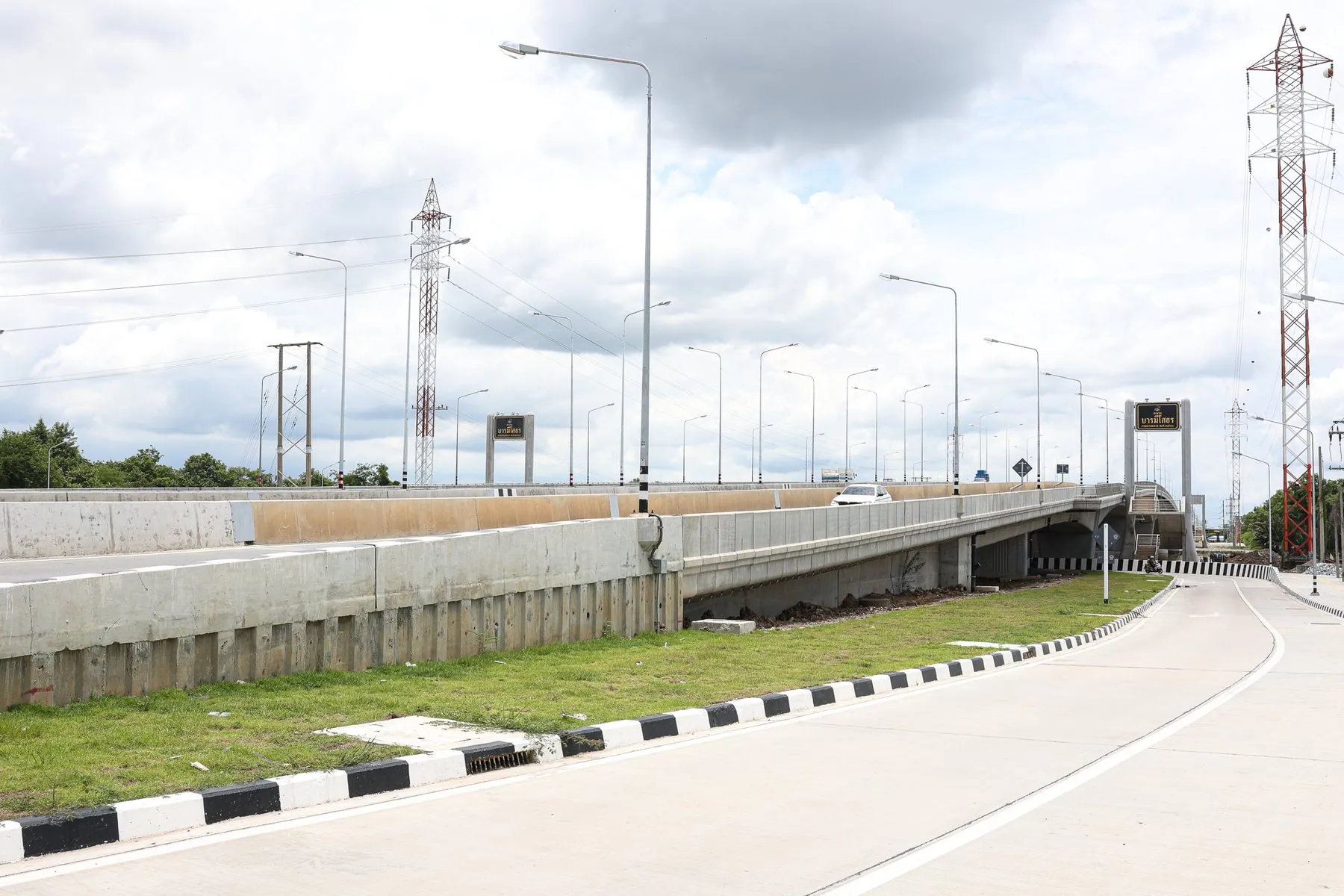 The U-turn lane cut through the central reservation beneath the Baramee Sothon flyover in Chachoengsao